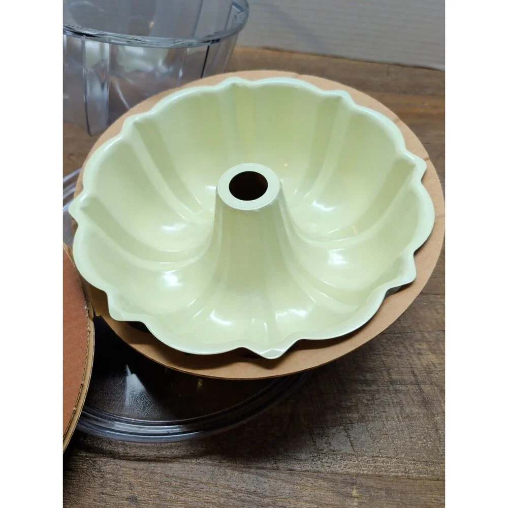 Nordic Ware Classic 12 Cup Bundt Pan with Twist-to-Lock Cake Keeper Carrier